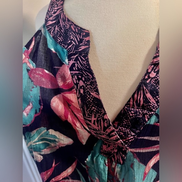 Christian Siriano Tropical Sleeveless Split V Neck Top - Picture 5 of 7